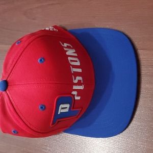 Piston fitted hat